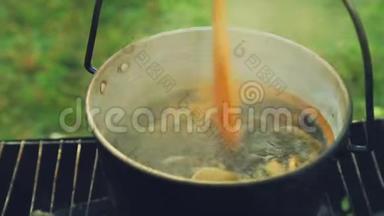 水壶里的火烧开蘑菇用木勺搅拌。